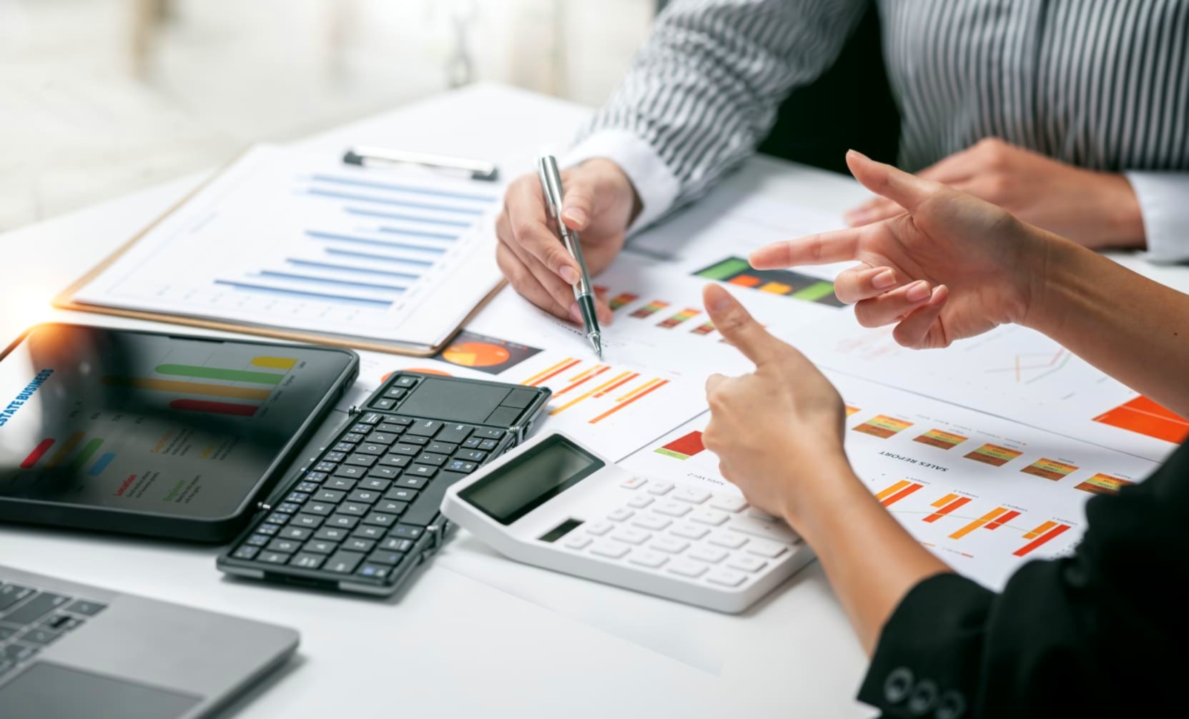 會計師或記帳士提供的公司登記代辦服務，涵蓋了前期的公司名稱預查、營業項目挑選建議、公司章程擬定、董監事名冊建立等服務。