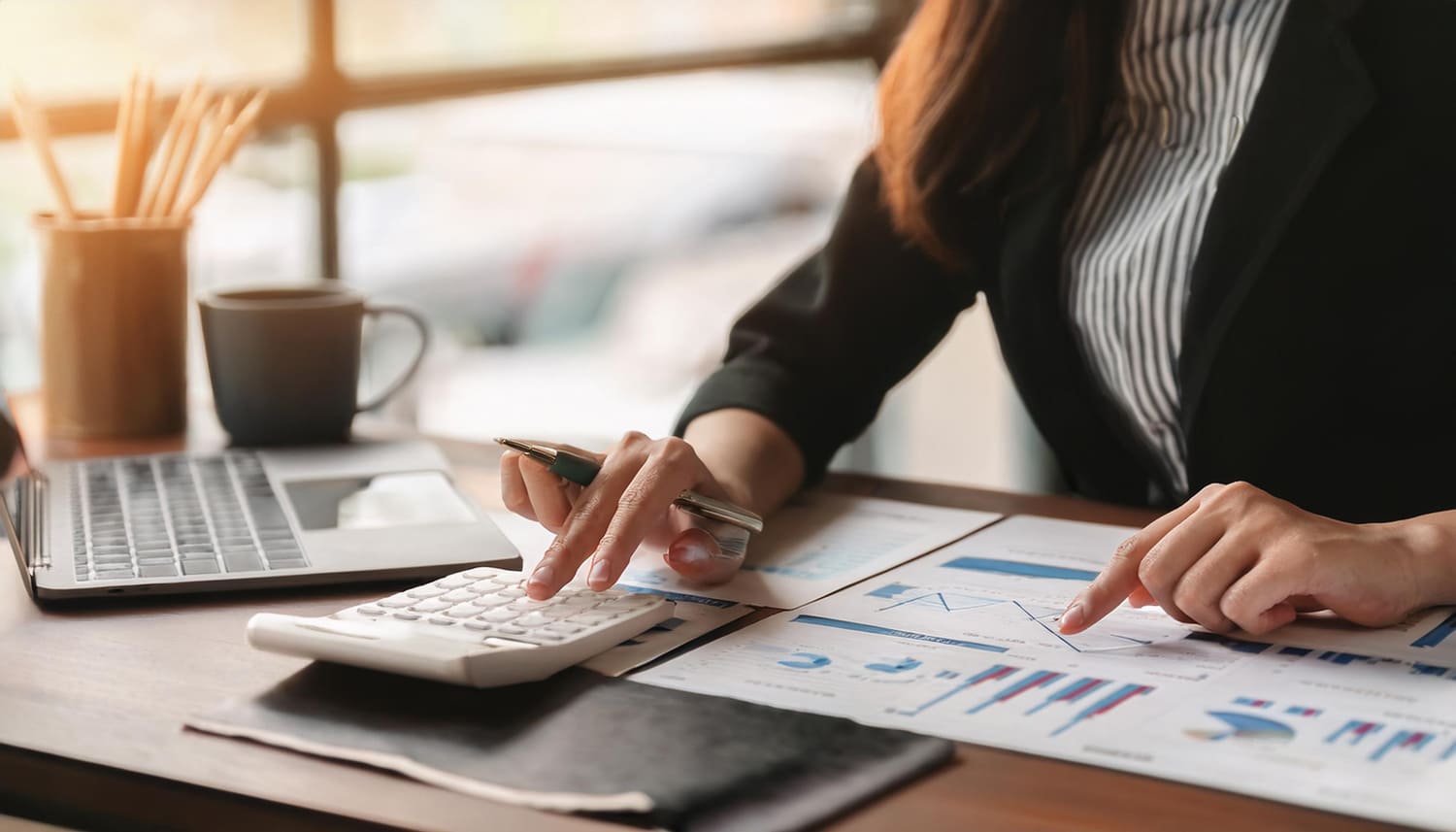 會計師與記帳士能替企業辦理勞健保申報服務，包含公司成立初期的勞健保投保單位設立、員工到職時的「加保」、離職時的「退保」等服務。