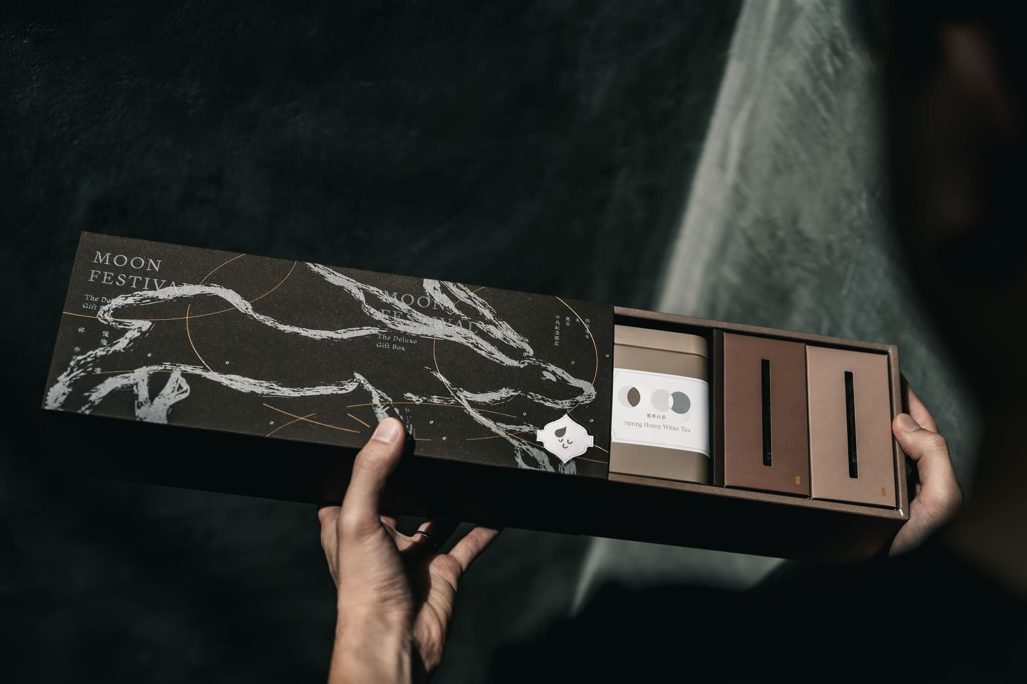 黃梵真設計作品：無恙 x ASABANTEA《 月行餅茶 MOONMENT。中秋餅茶禮盒 》